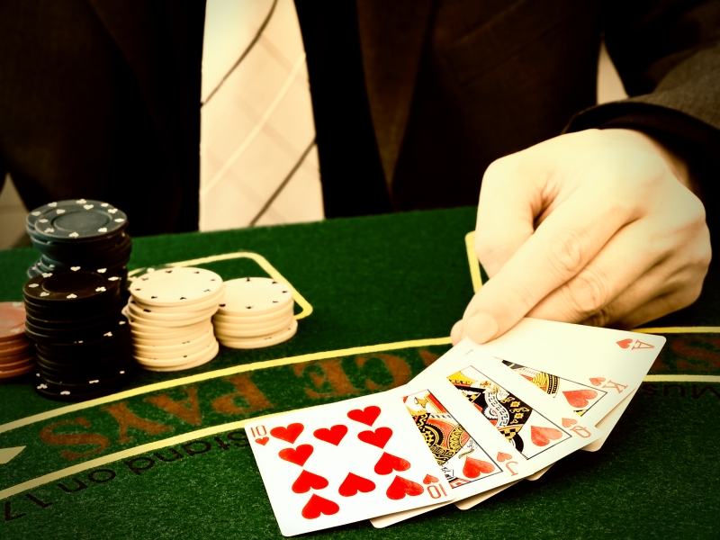 593481-man-playing-in-the-casino